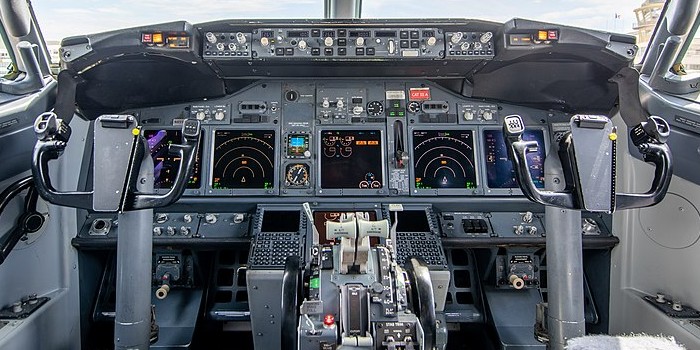 cockpit of a Boeing 737-800