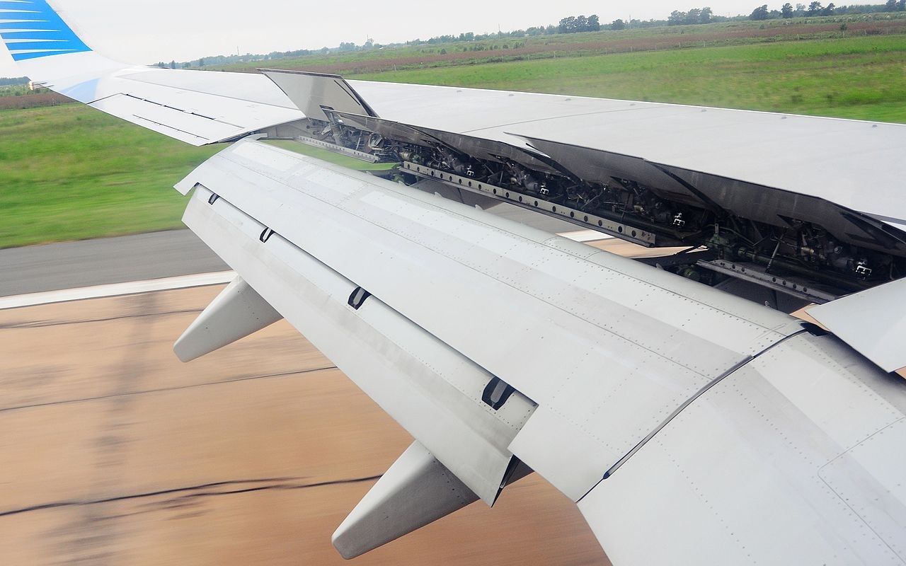 spoilers of a boeing 737 extended during landing